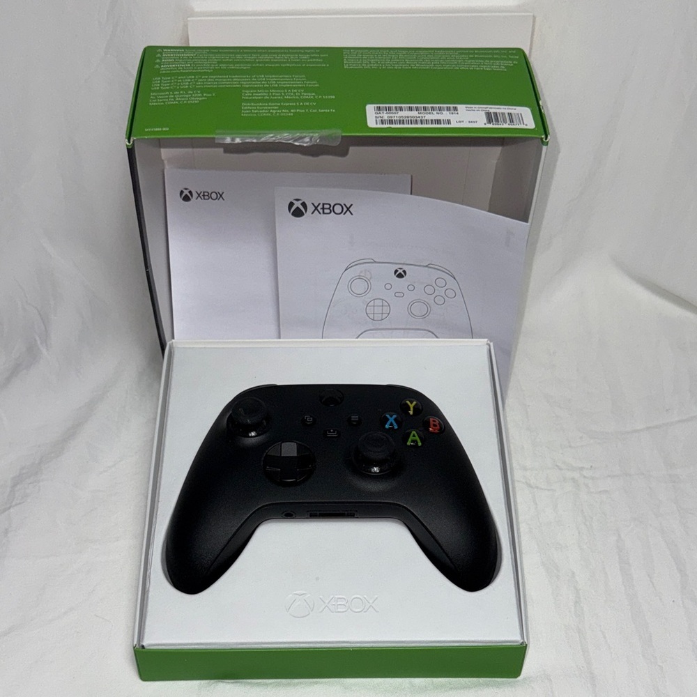 XBOX Wireless Controller - Picture 2 of 4